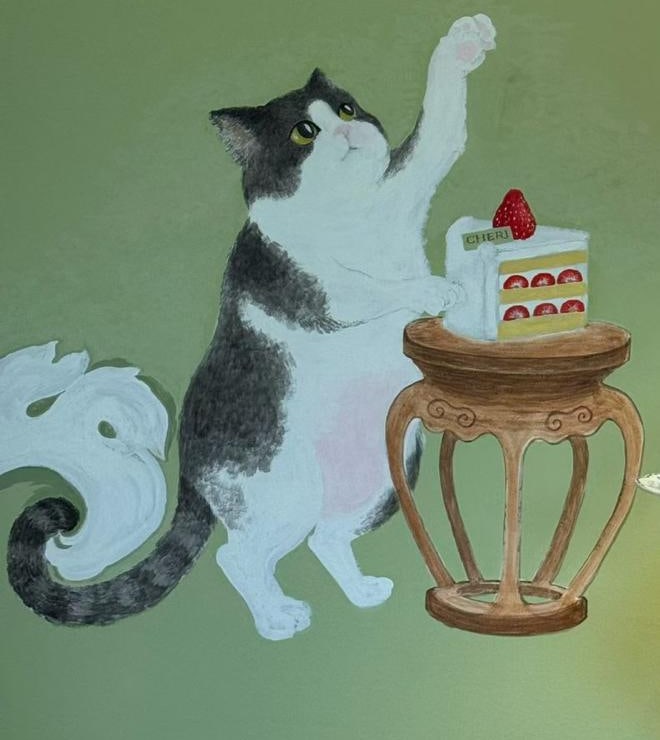Dettaglio del pannello: un gatto bianco e nero seduto tra i fiori azzurri, sotto il ramo dove è posato un uccellino.